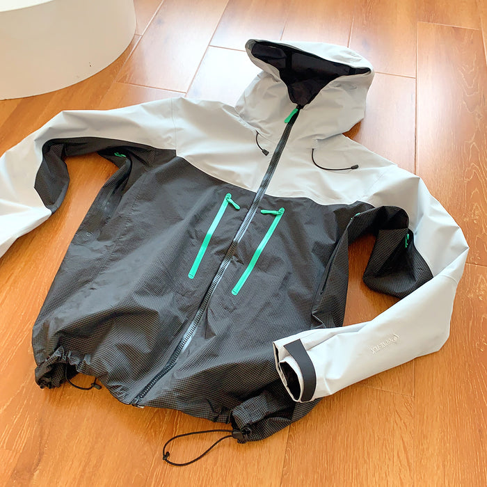 Veste imperméable à capuche entièrement collée sous pression