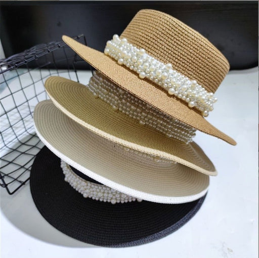 Chapeau de plage rétro polyvalent à calotte plate orné de perles, offrant une protection solaire.