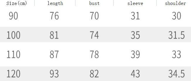 Le bébé porte une doudoune blanche par-dessus un body et une veste en duvet.