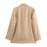 Le blazer décontracté à manches longues est confectionné dans un tissu satiné soyeux.