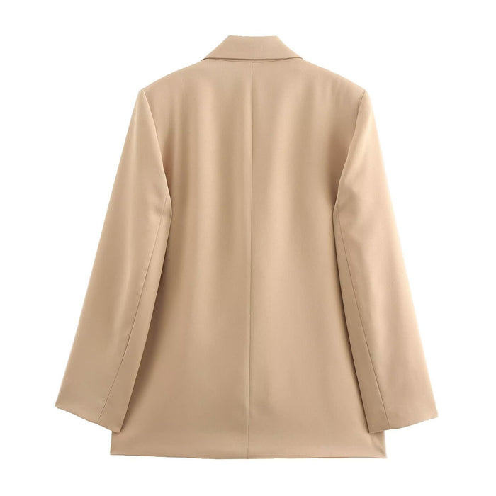 Le blazer décontracté à manches longues est confectionné dans un tissu satiné soyeux.