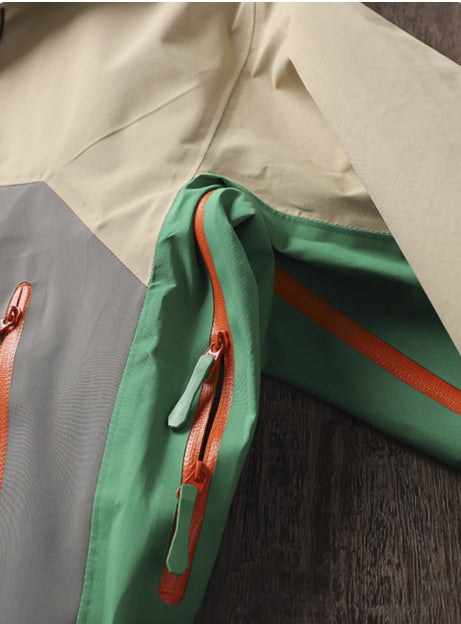 Chaqueta exterior impermeable y resistente a la lluvia con pegamento a presión completo.