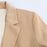 Le blazer décontracté à manches longues est confectionné dans un tissu satiné soyeux.
