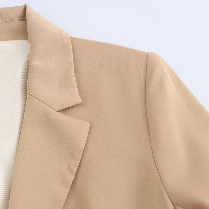 Le blazer décontracté à manches longues est confectionné dans un tissu satiné soyeux.