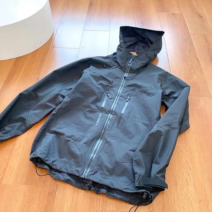 Veste imperméable à capuche entièrement collée sous pression