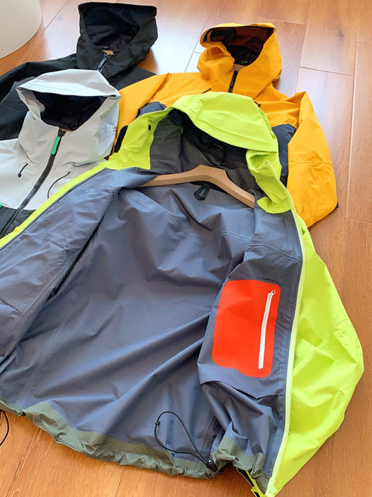 Veste imperméable à capuche entièrement collée sous pression