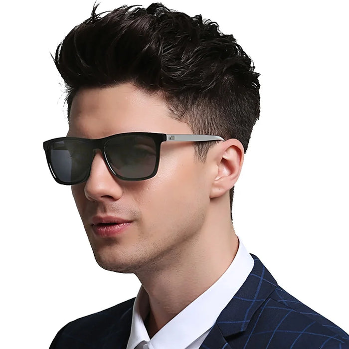 VIVIBEE Gafas de sol polarizadas fotocromáticas de cambio de color, montura gris para hombre, cuadradas clásicas, lentes de transición camaleónicas