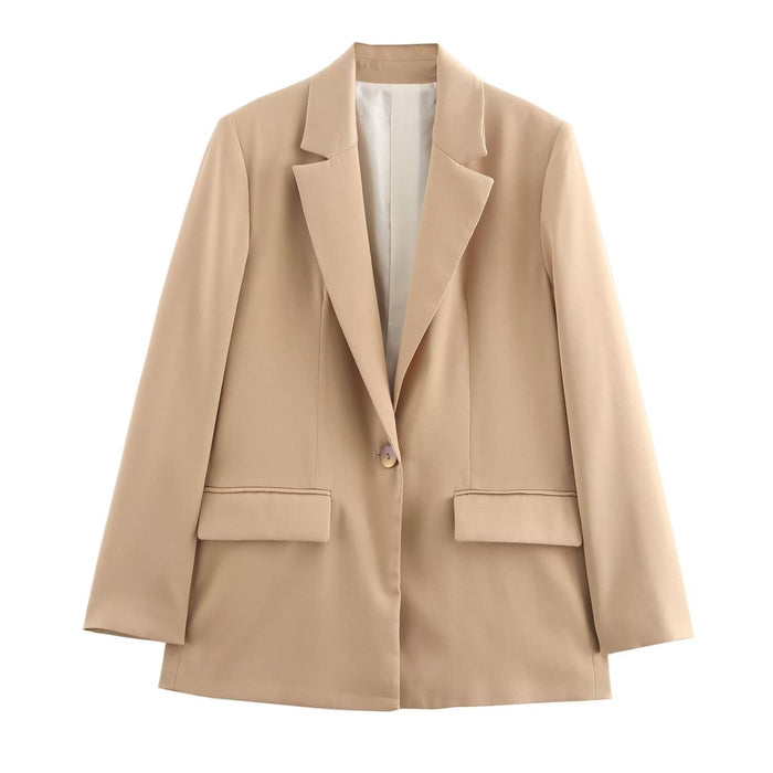 Le blazer décontracté à manches longues est confectionné dans un tissu satiné soyeux.
