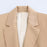 Le blazer décontracté à manches longues est confectionné dans un tissu satiné soyeux.